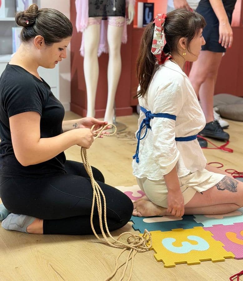 Messalina prépare ses cordes pendant un atelier